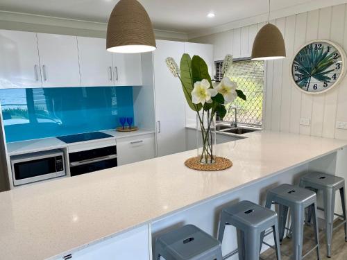 Dapur atau dapur kecil di Saunders Beach Holiday House