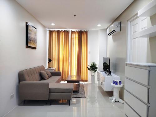 Ruang duduk di 602 One Pontefino Tower