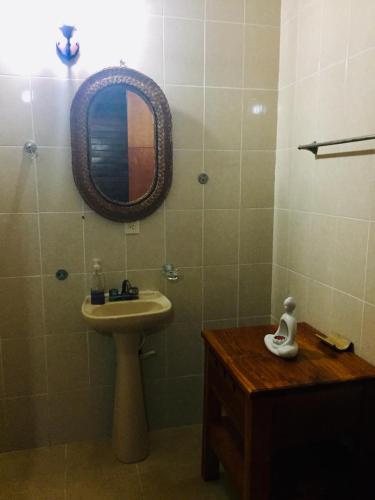a bathroom with a sink and a mirror at Los Fundadores Estancia Ecológica in Comalcalco