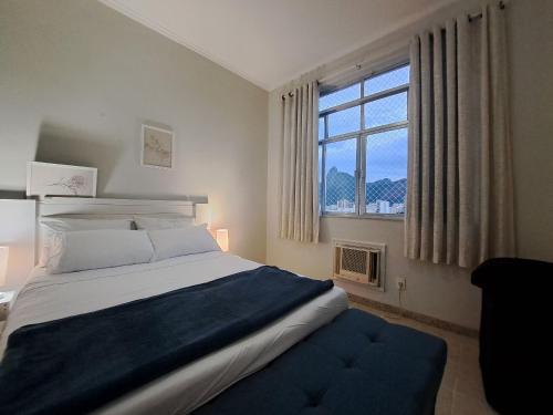 una camera da letto con un letto grande e una finestra di Lindo Apto 2 qts AR Botafogo praia do Leme a Rio de Janeiro