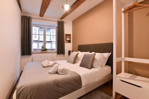 une chambre avec un lit avec des serviettes dessus dans l'établissement My Way - 4 guests - 2BR - Little Venise, à Colmar