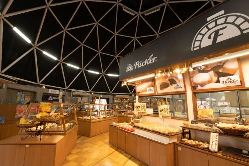 a food store with a black ceiling and a bakery at Gotemba Kogen Tokinosumika in Gotemba