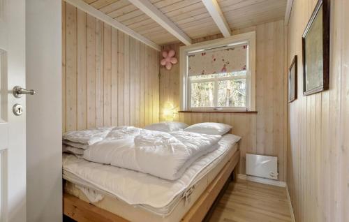 Postel nebo postele na pokoji v ubytování Nice Home In Ebeltoft With Sauna