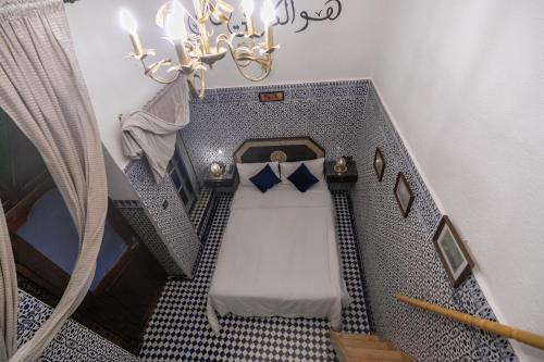 an overhead view of a room with a bed and a chandelier at Riad Skilfo in Fès