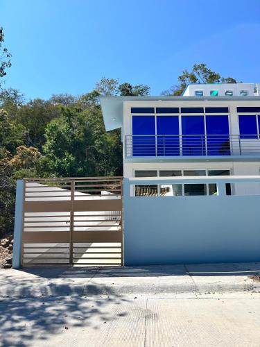 a house with a gate and a fence at Casa Cristina Mamá Regañona in Bahías de Huatulco