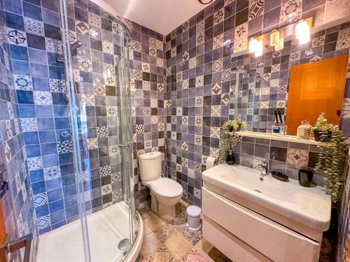 Et badeværelse på Downtown Gem - Central Rabat apartment in a 1910 Building