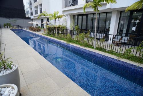 a swimming pool in front of a building at GREEN ONE - Apto novo, moderno, varanda, poucos passos da estação Luz in Sao Paulo
