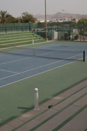 Tenis a/nebo squash v ubytování Al Falaj Hotel nebo okolí