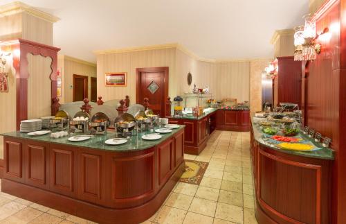 Comida en o cerca de este hotel