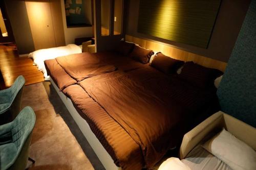 a bedroom with a large bed in a room at MolinHotels102-アクティビティを満喫できる札幌定山渓 天然温泉付 - W-beds2&S-beds3 in Jozankei