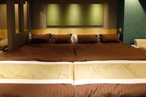 a large bed in a bedroom with at MolinHotels102-アクティビティを満喫できる札幌定山渓 天然温泉付 - W-beds2&S-beds3 in Jozankei