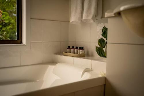 Ένα μπάνιο στο Bathtub With a View at Cockatoo Cabin