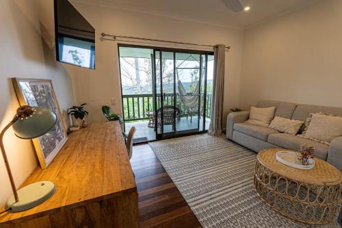 MudgeerabaにあるBathtub With a View at Cockatoo Cabinのギャラリーの写真