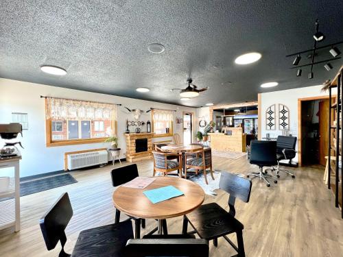 a living room with a table and chairs at Hansen Inn & Cabins in Wall
