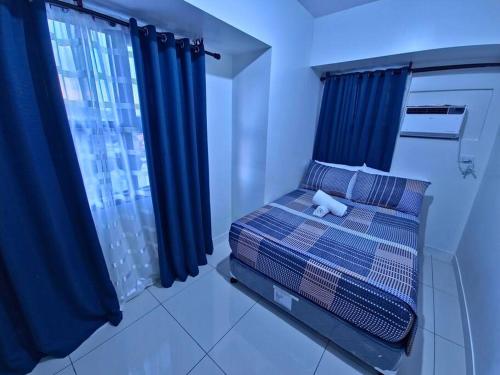 Giường trong phòng chung tại 1BR T2 with Balcony Panoramic View at Horizons 101