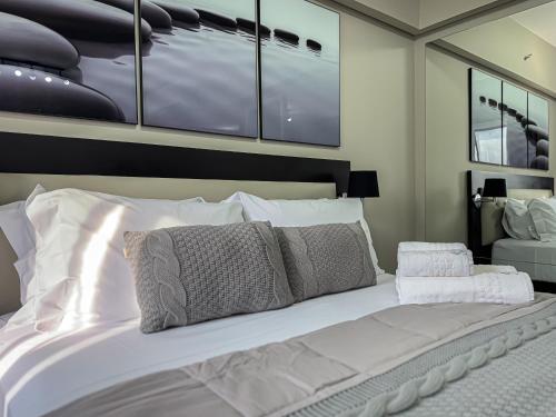 a bedroom with a large white bed with pillows at Suíte Pátio Paulista 1404 in Sao Paulo