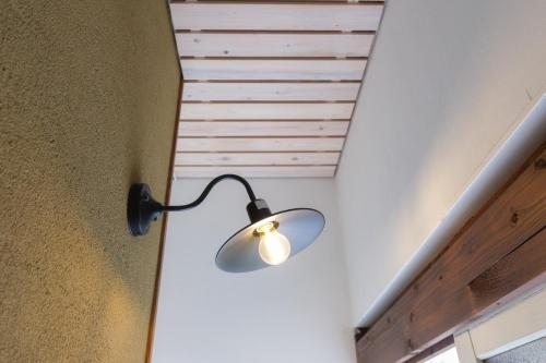 a light on the ceiling of a room at 熊野ギャラリー のこのこ in Tanabe