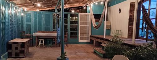 a patio with a table and a bench in a building at Oka do Mar - Hospedaria de Quartos e Casa na Ilha do Mel - Nova Brasília in Ilha do Mel