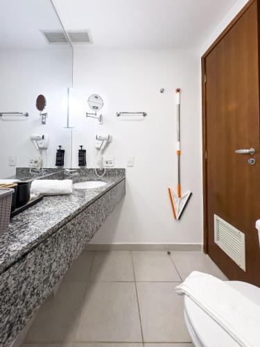a bathroom with two sinks and a toilet at Suíte Pátio Paulista 1309 in São Paulo
