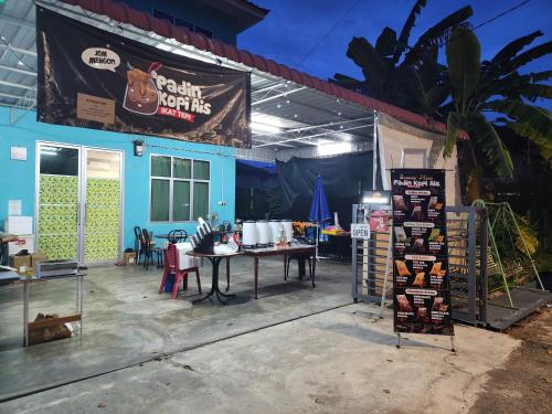 a food stand with a table in front of a building at Homestay Zaishazali in Gelugor