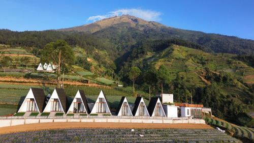 PrampelanにあるDcahhya Couple Cabin Villa The Sunrise Viewの三角建築群
