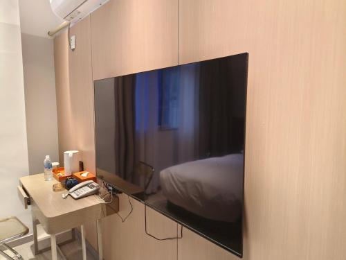 Una televisión o centro de entretenimiento en Four Seasons Yijing Hotel