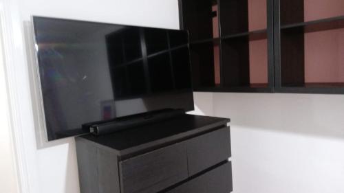 Televiisor ja/või meelelahutuskeskus majutusasutuses Exclusive Luxurious Double Bedroom in a Beautiful Shared Flat Close to Transit & Grocery Stores