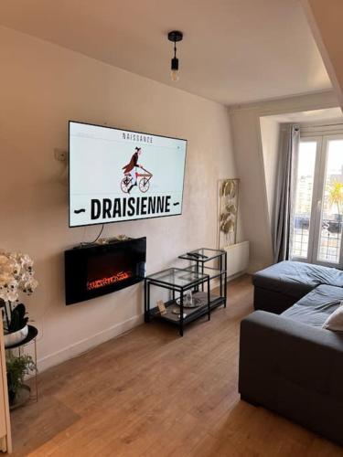 un salon avec une cheminée et une télévision dans l'établissement Appartement sous le toits de Paris, à Paris