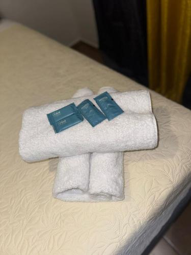 a pile of towels sitting on top of a bed at Apartamento 2 habitaciones a 15 minutos del Aeropuerto in San Pedro Sula