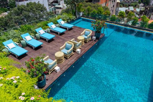 Bazén v ubytování Au Lac Charner Hotel nebo v jeho okolí