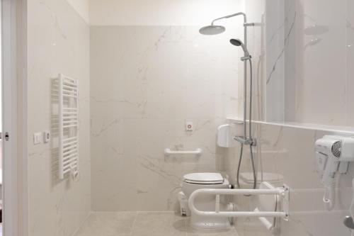 Koupelna v ubytování Modi Hotel