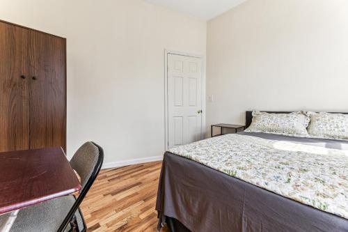 Katil atau katil-katil dalam bilik di Empire Blvd Guest House