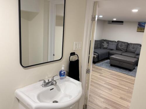 Un lugar para sentarse en Enjoy the Hot Tub while staying close to Caesars, Riverfront, Downtown & Dining!