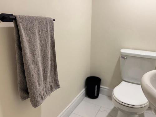 Un baño de Enjoy the Hot Tub while staying close to Caesars, Riverfront, Downtown & Dining!