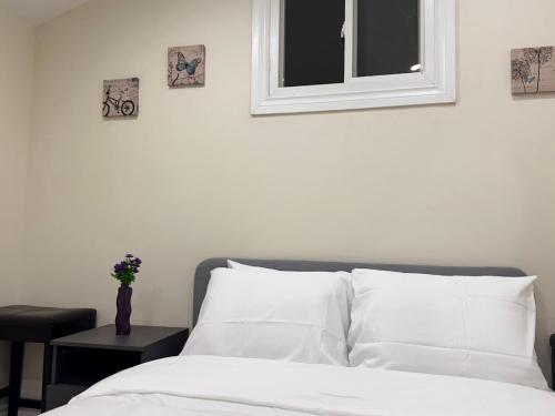 Una cama o camas en una habitación de Enjoy the Hot Tub while staying close to Caesars, Riverfront, Downtown & Dining!