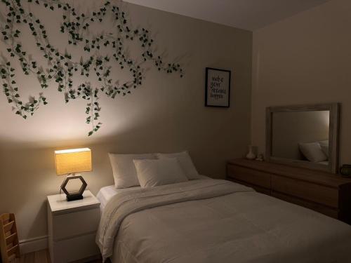 Una cama o camas en una habitación de Enjoy the Hot Tub while staying close to Caesars, Riverfront, Downtown & Dining!