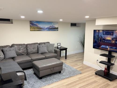 Una televisión o centro de entretenimiento en Enjoy the Hot Tub while staying close to Caesars, Riverfront, Downtown & Dining!