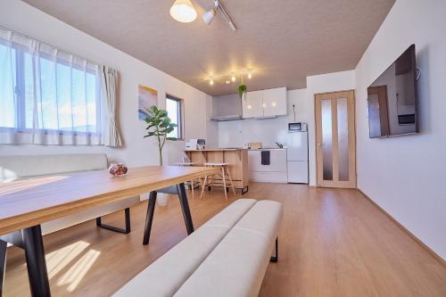 un soggiorno con tavolo da pranzo e una cucina di COZY FUJI VIEW Stay a Fujikawaguchiko