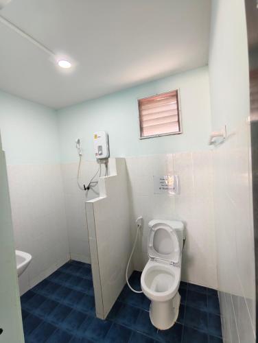 a bathroom with a toilet and a sink at Nicha Resort Koh Phangan in Thong Sala