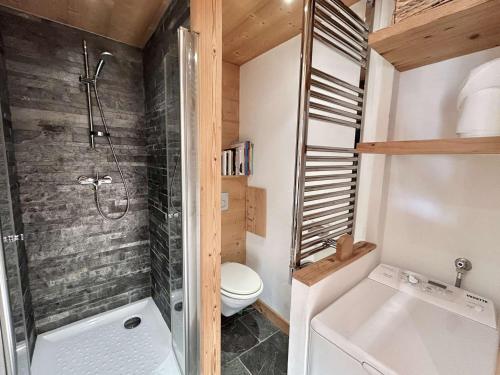 une petite salle de bain avec douche et toilettes dans l'établissement Charmant 2 pièces + cabine à Megève, proche remontées et parking inclus - FR-1-597-185, à Megève