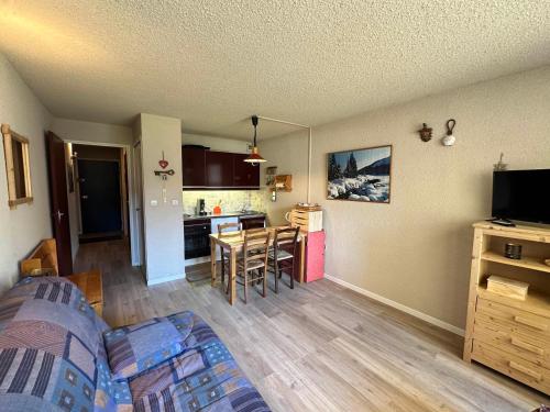 un salon avec une cuisine et une salle à manger dans l'établissement Studio cosy au pied des pistes, balcon sud, parking - FR-1-515-221, à Corrençon-en-Vercors