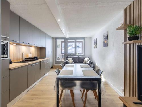 - une cuisine avec une grande table dans une pièce dans l'établissement Studio rénové 6 pers, loggia sud, proche pistes, équipements modernes - FR-1-404-357, à La Mongie
