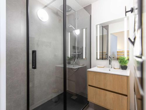 une salle de bain avec douche et lavabo dans l'établissement Studio rénové 6 pers, loggia sud, proche pistes, équipements modernes - FR-1-404-357, à La Mongie