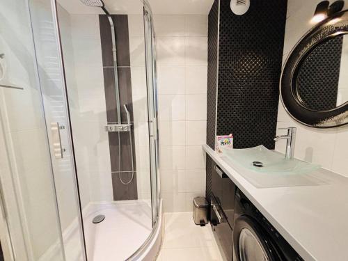 une salle de bain avec douche et lavabo dans l'établissement Appartement cosy 7 pers. avec cuisine équipée, balcon et casier à skis - La Plagne - FR-1-353-154, à La Plagne Tarentaise