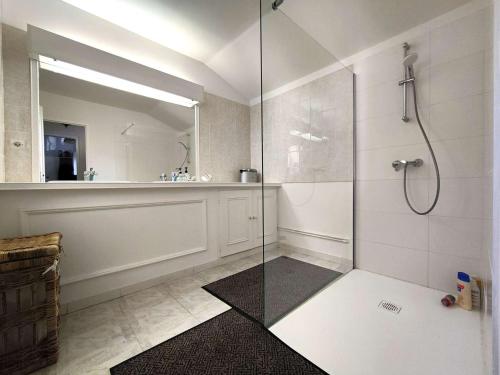 une salle de bain avec une douche avec une porte vitrée dans l'établissement Charmante villa à Petit-Piquey avec Jardin et WIFI, Proche Commodités - FR-1-736-49, à Lège-Cap-Ferret