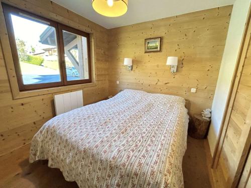 une chambre avec un lit dans une pièce avec une fenêtre dans l'établissement Appartement 2 pièces avec cabine, terrasse sud, proche télécabine Jaillet, parking, Wi-Fi - FR-1-597-184, à Megève