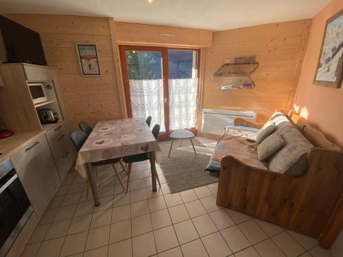 un salon avec un canapé et une table dans l'établissement Charmant appartement à Châtel, 4 pers, parking privé, terrasse, proche centre - FR-1-693-115, à Châtel