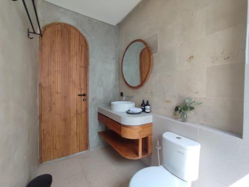 Et badeværelse på Mandapa Villa Kedungu by ABM