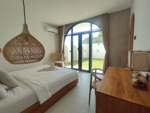 En eller flere senge i et værelse på Mandapa Villa Kedungu by ABM