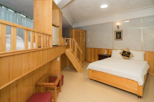 una camera con un letto e una scala di Khanh Hong Da Lat a Da Lat